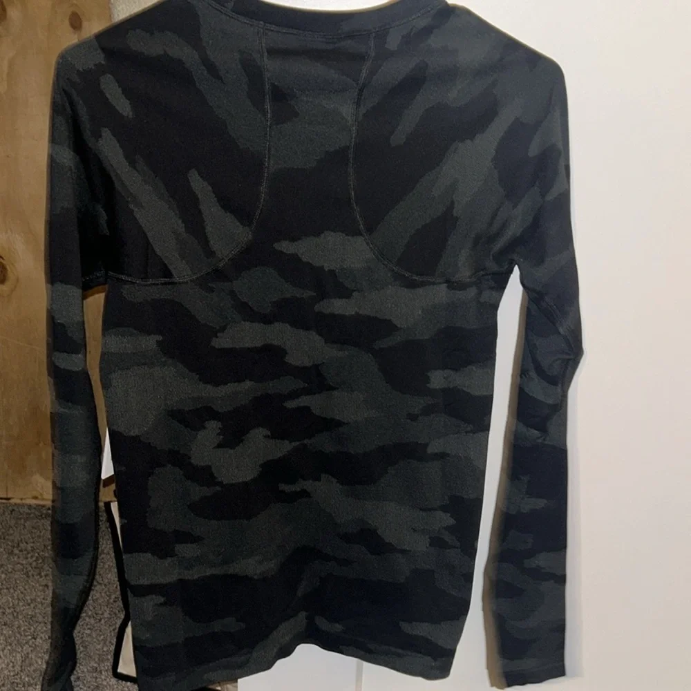 NWT Athleta Momentum Top Black and Gray Camo- Small - Picture 3 of 7